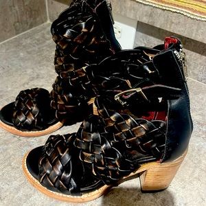 Ladies, size 6 heeled sandals. Freebirds.